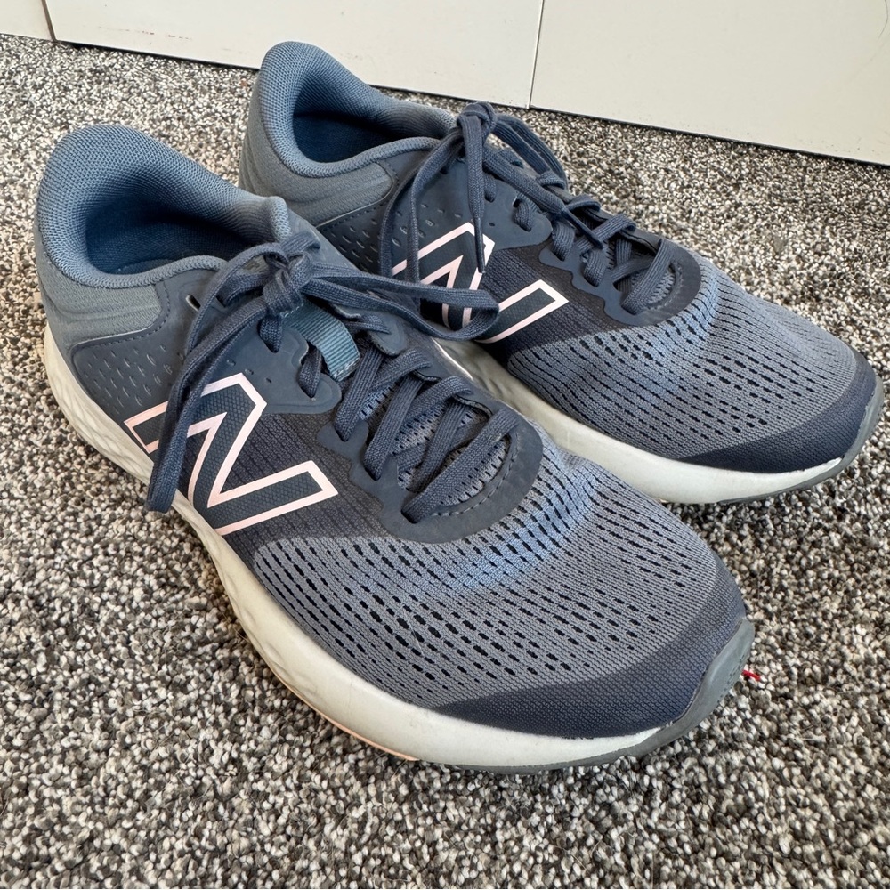 New Balance 520 Women’s Running Shoes Sneaker size 8